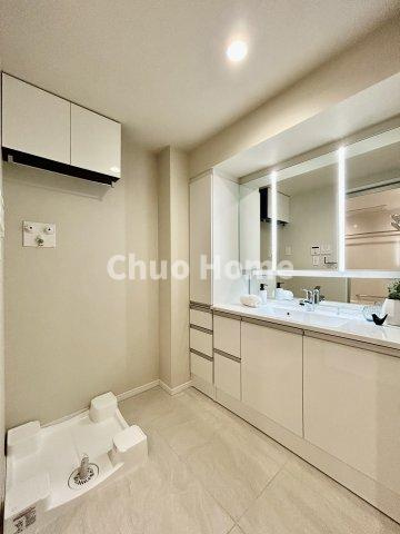 【ランドリースペース】担当者がスケールを持ち歩いておりますので、ご見学時には現在お使いの洗濯機などがきちんと収まるかなどもチェックして下さい。見学前に測っておくと非常に便利だと思います。