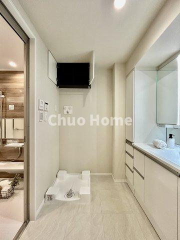 【洗面所】明るい洗面所は朝をすっきりさせてくれる空間です。バタバタしている忙しい朝でも収納が多い洗面台では短い時間で効率良く支度ができます。