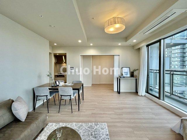 【居間・リビング】「ＬＤＫは家族団らんをデザイン」広いＬＤＫでは家族が集まり一緒の時間を過ごせる工夫がされております。何気ない一日の当たり前のひとコマがいつか一生の宝物になります