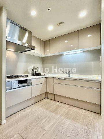 収納豊富なシステムキッチン