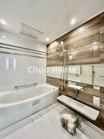 【バスルーム】暖房換気乾燥機付きシステムバスルーム。暖房・冷風・換気・乾燥など、毎日を快適に過ごせるうれしい機能が揃っています。雨の日の洗濯物も安心です。