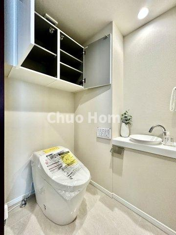 【トイレ】　収納スペースをしっかりと確保した温水洗浄便座機能付きトイレ。温水洗浄便座は清潔にお使いいただくための大切なアイテムです。