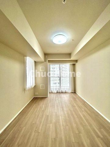 【洋室】快適に過ごす条件は、一人ひとり違います。だからこそ飾り過ぎないシンプルな内装と偏り過ぎないデザインで統一しております。居住していく中でオーナー様だけの【マイホーム】に創り上げて下さい