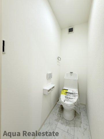 落ち着いた色調のトイレです