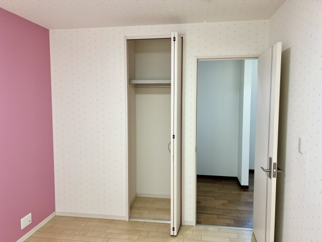各居室に収納スペースを確保しており、衣類や学用品、日用品などを部屋ごとに整理できます。必要な場所に収納があるため、片付けがしやすく、お子様の成長に合わせた使い方も可能。住まい全体が散らかりにくい設計。