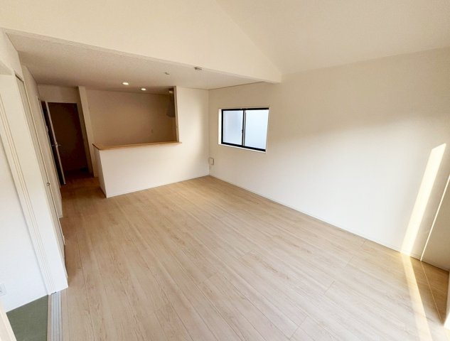 ご家族が集まるリビングダイニングは陽光あふれるあたたかなお部屋