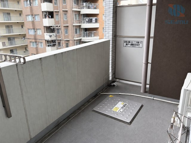 【バルコニー】広々としたバルコニー。洗濯物もゆったり干せる、開放感のあるスペースです◎　※現在居住中のため、室内写真はAI加工により家具等を消去しています。