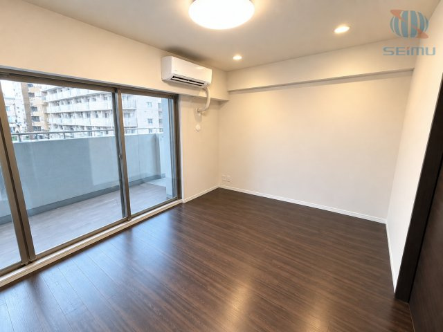 【リビング】西向きのリビング。午後の陽光を取り込みやすく、ゆったりとくつろげる空間です。　※現在居住中のため、室内写真はAI加工により家具等を消去しています。