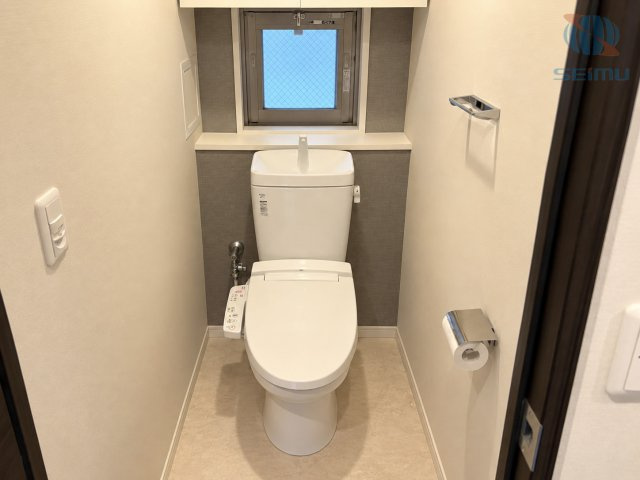 【トイレ】グレーのアクセントクロスが落ち着いた雰囲気を演出。シンプルで清潔感のある空間です。　※現在居住中のため、室内写真はAI加工により家具等を消去しています。