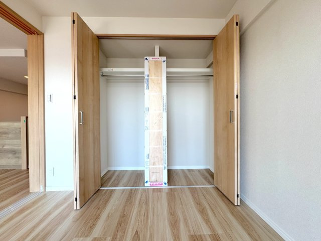 各居室にクローゼットなどの収納スペースを備えております。お洋服や季節の荷物もすっきりと整理していただけます。