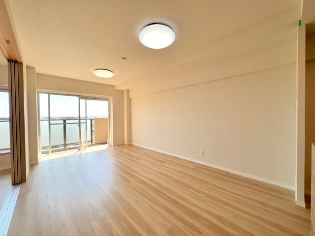 ホームステージング（家具等の配置）を実施しておりますので、実際の暮らしをイメージしていただきやすくなっております。