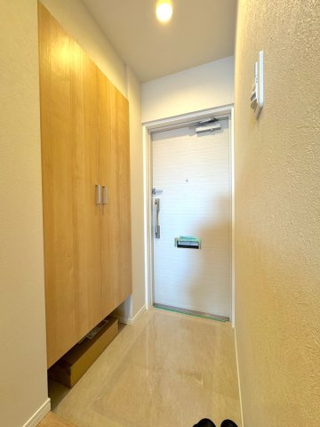 住まいの顔となる玄関も、明るく丁寧な仕上がりを予定しております。靴をたっぷりしまえるシューズボックス付きです。