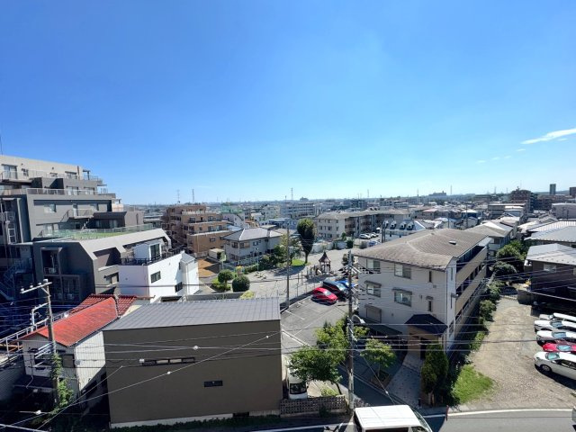 6階部分につき、お部屋からの景色（眺望）も良好です。心地よい光と風を運んでくれます。ぜひ現地で直接ご体感ください。