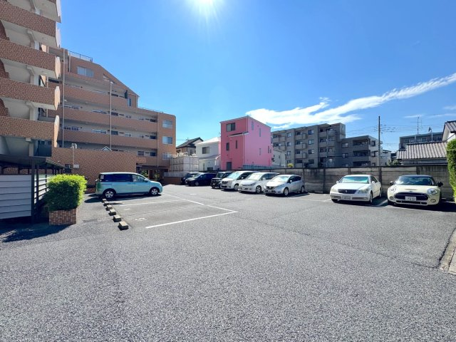 敷地内には駐車場がございます（空き状況はお問い合わせください）。お車をお持ちのお客様も、どうぞお気軽にご相談くださいませ。