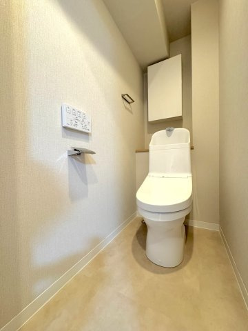 温水洗浄便座付きのトイレへ新規交換いたします。清潔感があり、毎日快適にお使いいただけるプライベート空間です。
