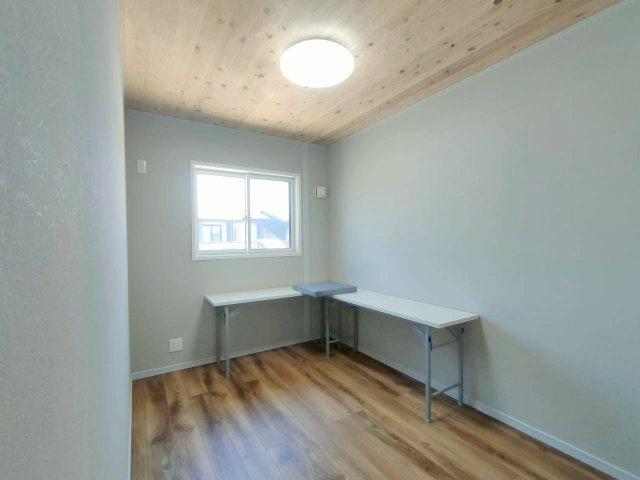 子ども部屋に好適なお部屋。内装が明るい色なのでお好みのお部屋にできます。