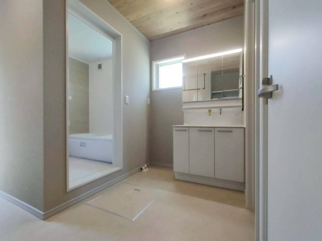 使いやすい三面鏡で明るく仕上げました。毎日の気持ちも体もリフレッシュできます。
