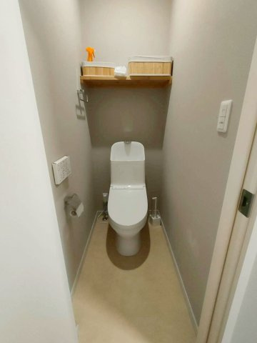 ウォシュレット機能付きトイレです。タオルリングやペーパーホルダーも完備です。