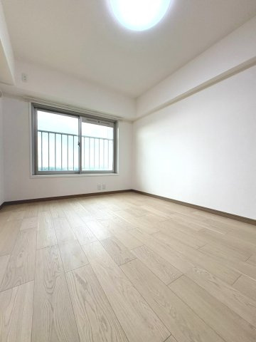 リビング横の洋室は引き戸を開放し、広々リビング、引き戸を閉め独立したお部屋としても使えます