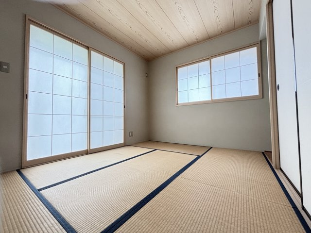 心休まる和室空間は1階にございます！リビングと続きになっているので、少し横になりたい時や小さなお子様のお昼寝タイムなどにも重宝します！