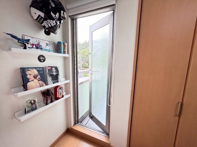 2階の中部屋にはバルコニーに出入りできる勝手口があります！開けると風が良く通るので空気の入れ替えも楽々です！