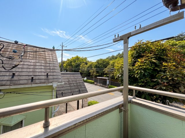 西側2階洋室のバルコニーからの眺めです！青木葉公園の緑が見えます♪