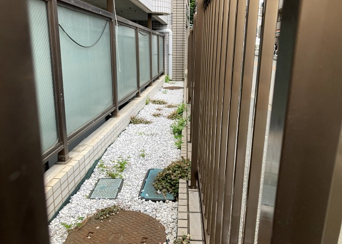 物件によっては、入居者が個人的に使用できる専用庭がついているものもあります。また、住宅の中にある土間の部分を庭と呼ぶこともあります。庭の用途は住む人によって変わり、それによってデザインもさまざまです。