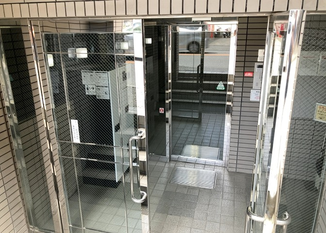 マンションのエントランスには、もともと風よけや防犯の役割がありますが、マンションによって宅配ボックスなどの設備が備わっている所もあります。日々の生活をイメージしながら生活しやすさをチェックしましょう。