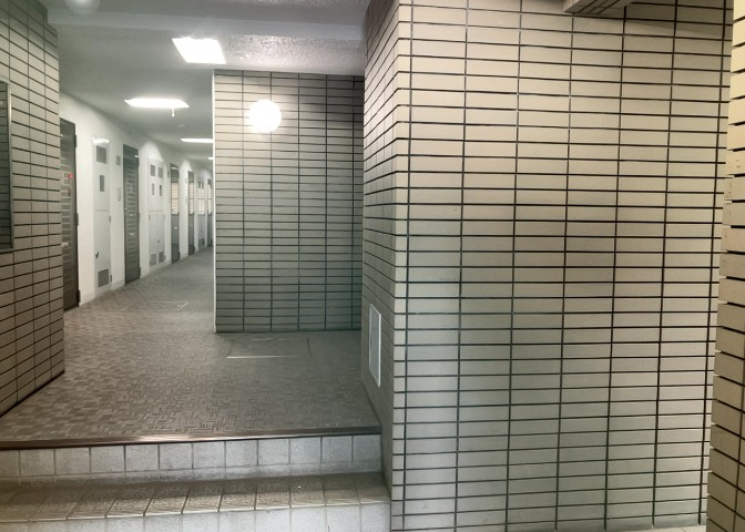 ラウンジは、マンションの共用スペースに椅子やテーブルなどを配置した利用者が寛げる空間です。屋内型ラウンジと屋外型ラウンジがあります。共用部分の管理状況と合わせて、詳細については現地でご確認ください。