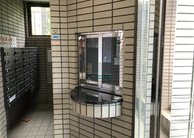 受付はマンションコンシェルジュがいる場合もあれば、管理人が滞在する小部屋を総称して呼ぶことがあります。主にエントランスに設置されていることから、防犯面でも期待ができます。防犯設備がない場合はより安心！