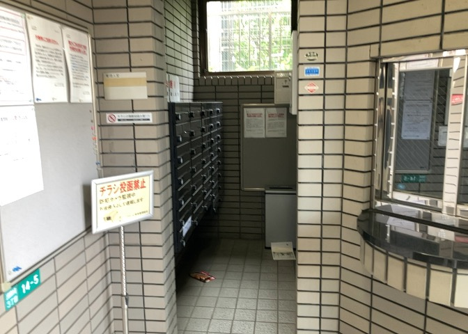 エントランス付近に設置されている集合ポストは、住んでいる部屋と離れているため、ポストをあさるなど誰かに何かされていても被害に気づきにくいです。入居する時には他人に特定されにくい番号で鍵をかけましょう！