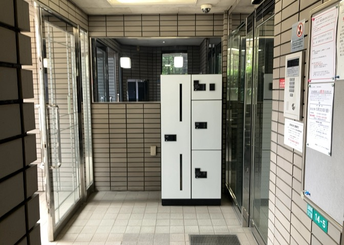 ロビーというと、エントランスと何がちがうの？と思いますよね。実はロビーとエントランスには明確な決まりはありません。物件によっては、エントランスを入って広がるある程度の広さのある空間がロビーとなります。