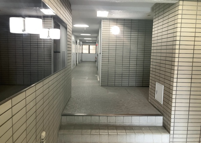 共用部分は、一棟の建物に住む区分所有者全員が共同で所有するとし、共用部分の管理、補修などは、区分所有者で形成される管理組合が行います。個人の判断で勝手に変更することはできませんので覚えておきましょう。