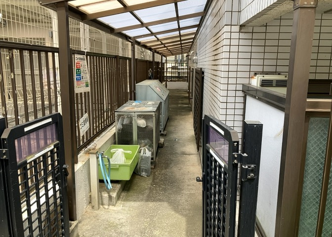 共有部分は、住民なら誰もが使える設備のこと。例えば駐車場やエレベーター、インターネット設備、セキュリティ設備などがあります。他にも、マンションの廊下・外部階段やエントランス・ゴミ置き場などがあります。