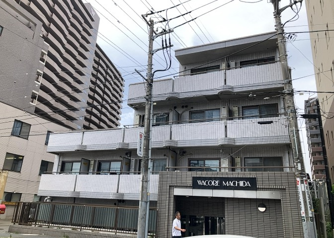 道幅が広い場所は日当たりや風通が良好です。幅が広いのですれ違いも可能ですし大きな車でも駐車可能！一方で、大型車が通ることも多くなるため交通量の増加により騒音に繋がります。また土地の値段が高くなります。