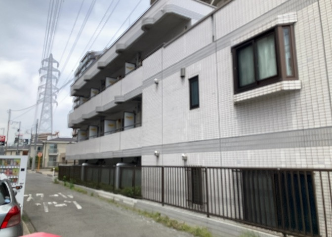 ＲＣ造、Reinforced　Concreteは直訳すると補強されたコンクリートです。主に柱や梁・床・壁が鉄筋とコンクリートで構成おり、鉄筋を組んだ型枠にコンクリートを流し込んで固めたものを指します。