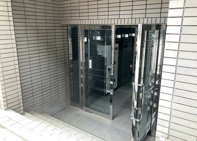 玄関は家の顔でもあり、家族以外の目にも止まる場所です。玄関は外との間を仕切る扉、靴などをしまっておく収納スペース、靴脱ぎのたたきスペース、来客とのやり取りをするドアホンなど複数のアイテムからなります。