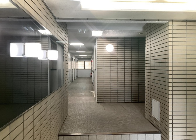 共用部分は、一棟の建物に住む区分所有者全員が共同で所有するとし、共用部分の管理、補修などは、区分所有者で形成される管理組合が行います。個人の判断で勝手に変更することはできませんので覚えておきましょう。