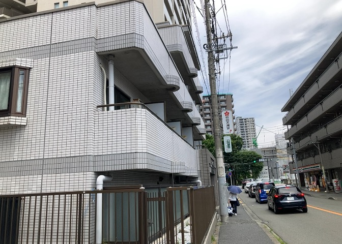 一般的なバルコニーは、奥行1.5ｍ程ですが、ワイルドバルコニーは2ｍまで広がっています。そのため洗濯物の間隔をあけ干すことができ、乾きやすいというメリットや、ガーデニングが楽しめる等の特徴があります。