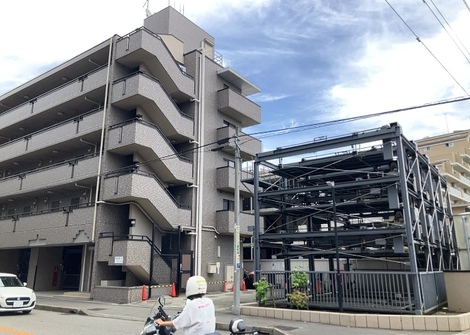 眺望の良さを楽しめるダイニングキッチンで家族団らんの時間を過ごしてはいかがでしょうか。バルコニーから見える景色を家族で眺める時間は、時間が経つのを忘れてしまいそうですね。是非、現地を見に行きましょう！