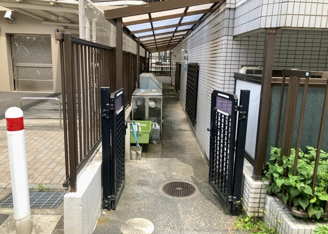 車一台あたりに必要なスペースは、標準サイズの普通自動車で横幅2m50cm、長さ5mは必要になります。ただし、乗降のことも考慮して横幅3m30cm、長さ5m50cmほどは確保できるところを選びましょう。