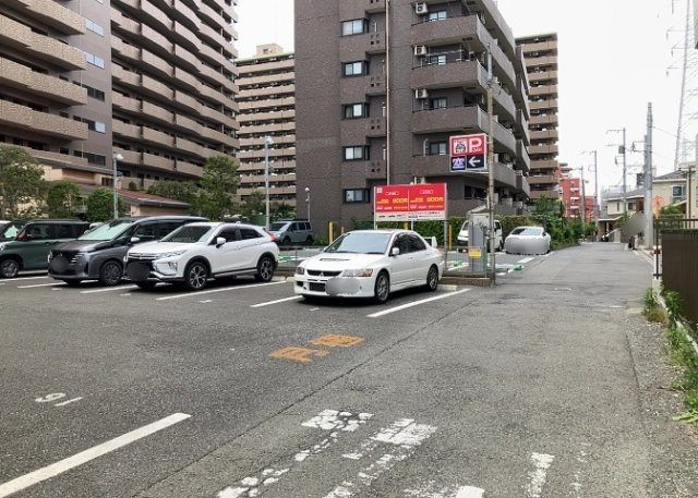 駐車場と明記されていても、最小スペースでつくられた駐車場だと大型車は駐車できなかったり、出入りしにくくなったりする可能性があります。お車のサイズと購入したい物件の駐車場のサイズを現地で確認しましょう。