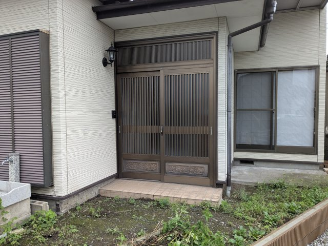 和の風情漂う、格子戸の玄関。落ち着きと格式を感じさせる佇まいで、訪れる人を温かく迎えます