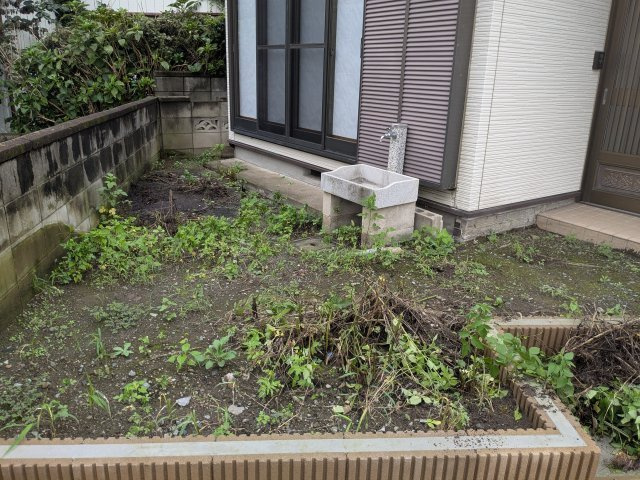 コンパクトでお手入れしやすいサイズ感のお庭と便利な外流し。家庭菜園や趣味に活躍しそうなスペースです。