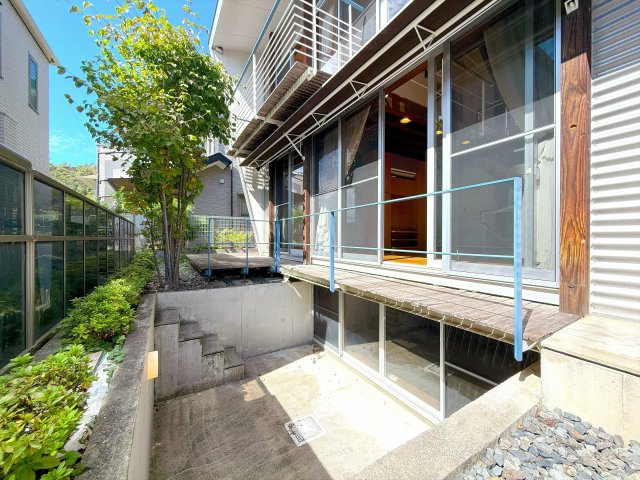 お庭横には地下室への入り口もございます♪お荷物の搬入などはこちらから行っていただけます♪