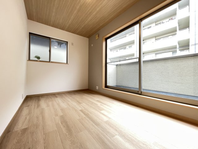 大きな掃き出し窓がついた洋室は、日中は照明がなくても明るく、子ども部屋としてもピッタリ。　