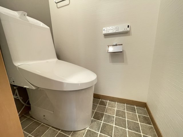 温水洗浄便座付きの清潔感あるトイレは、落ち着いた空間に。　