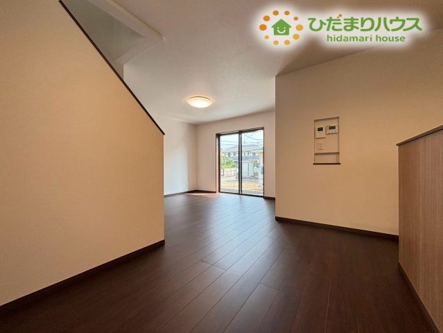 奥まで見渡せる開放的なリビングダイニングです！キッチンからの視界が開けており、リビングにいるご家族の様子を見守りながらお料理ができますよ。食事の準備や後片付けもスムーズに進みそうですね♪