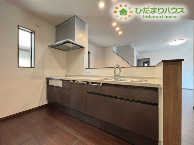 対面式で使い勝手の良いシステムキッチンです！深型の引き出しや調理スペースがしっかり確保されており、毎日の料理が楽しく快適に行えますよ。シックなカラーリングでおしゃれなキッチン空間です♪