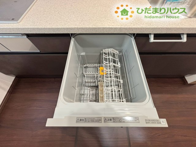 家事の時間を短縮してくれるビルトイン食洗機を搭載！食後の食器洗いを機械にお任せできるので、食後はご家族でゆっくり過ごす時間を増やせますよ。手荒れが気になる季節にも大変重宝する嬉しい設備です♪